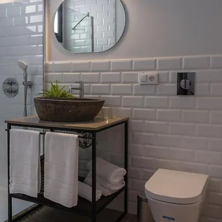 شقة Tria Nomina Turisticos